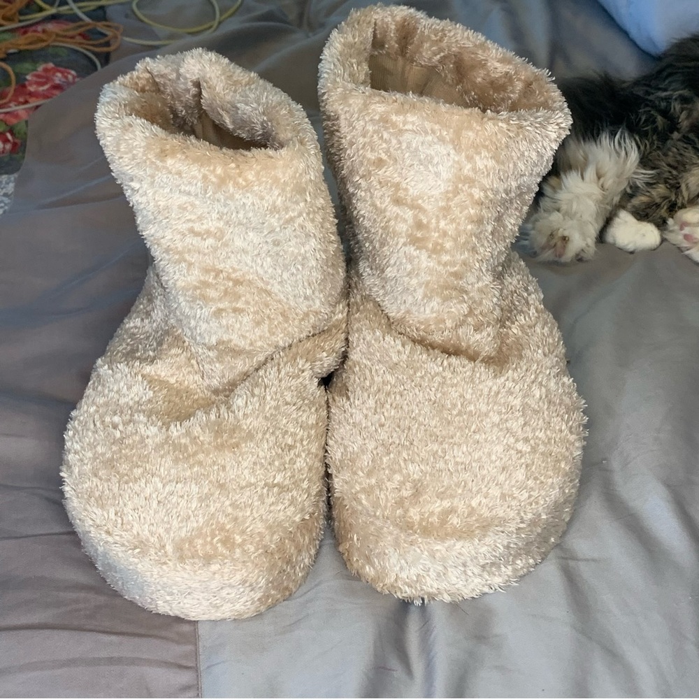 Heated house shoes NWOT | pale pink heated slippers wintertime shoe | size large